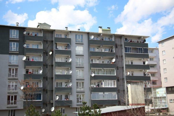 Sağlık çalışanlarına balkondan konser verdiler G4