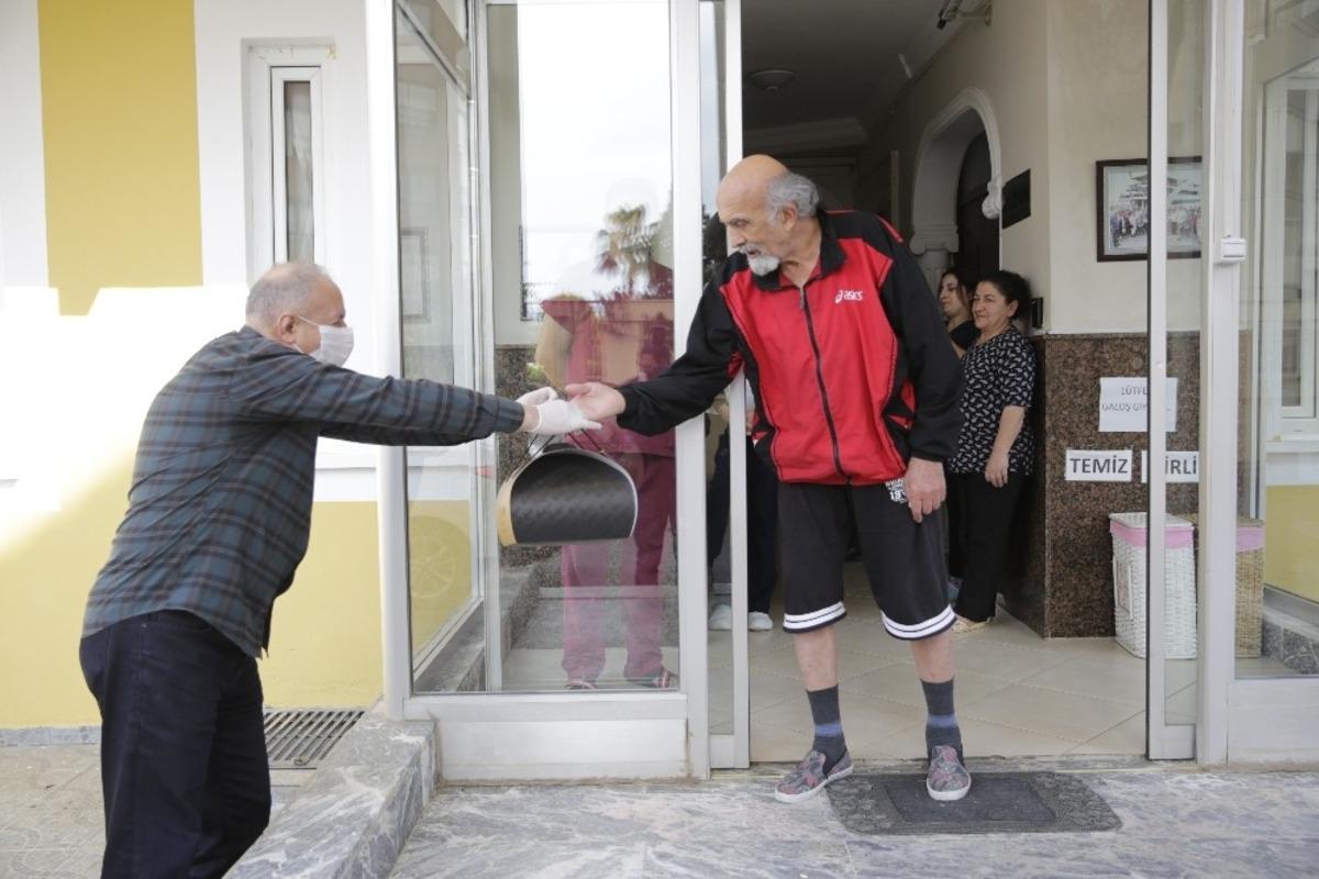 Başkan B&ouml;cek&rsquo;ten Timur dedeye doğum g&uuml;n&uuml; s&uuml;rprizi