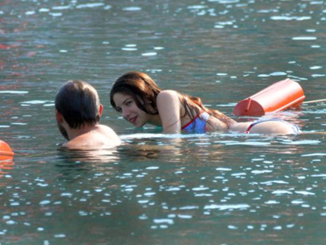 Deniz Celiloğlu sevgilisiyle tatilde