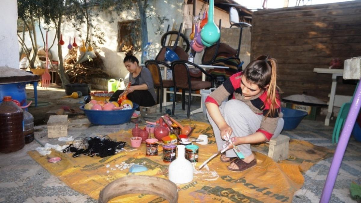 Sokağa &ccedil;ıkma kısıtlamasında evlerinin bah&ccedil;esini renklendirdiler