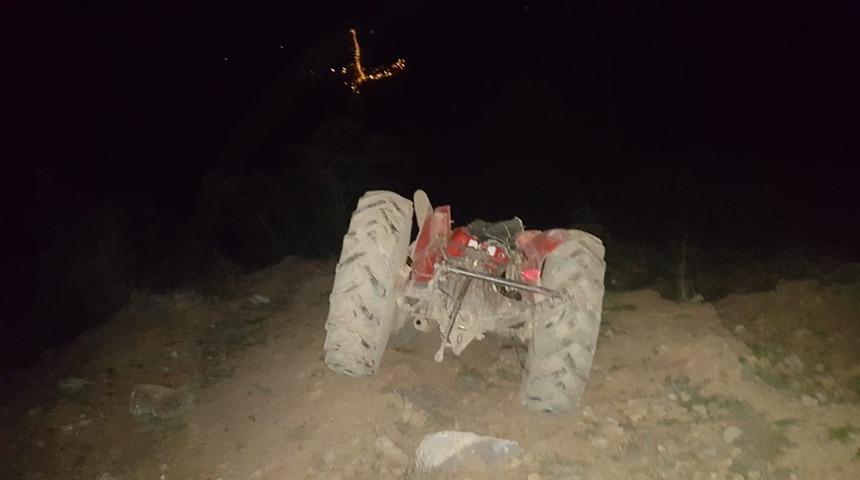 Kaza yapan trakt&ouml;rdeki baba ve oğlu yaralandı