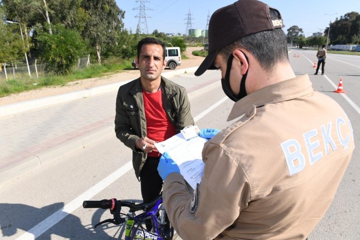 Adana&rsquo;da sokağa &ccedil;ıkan 800 kişiye 833 bin lira para cezası kesildi