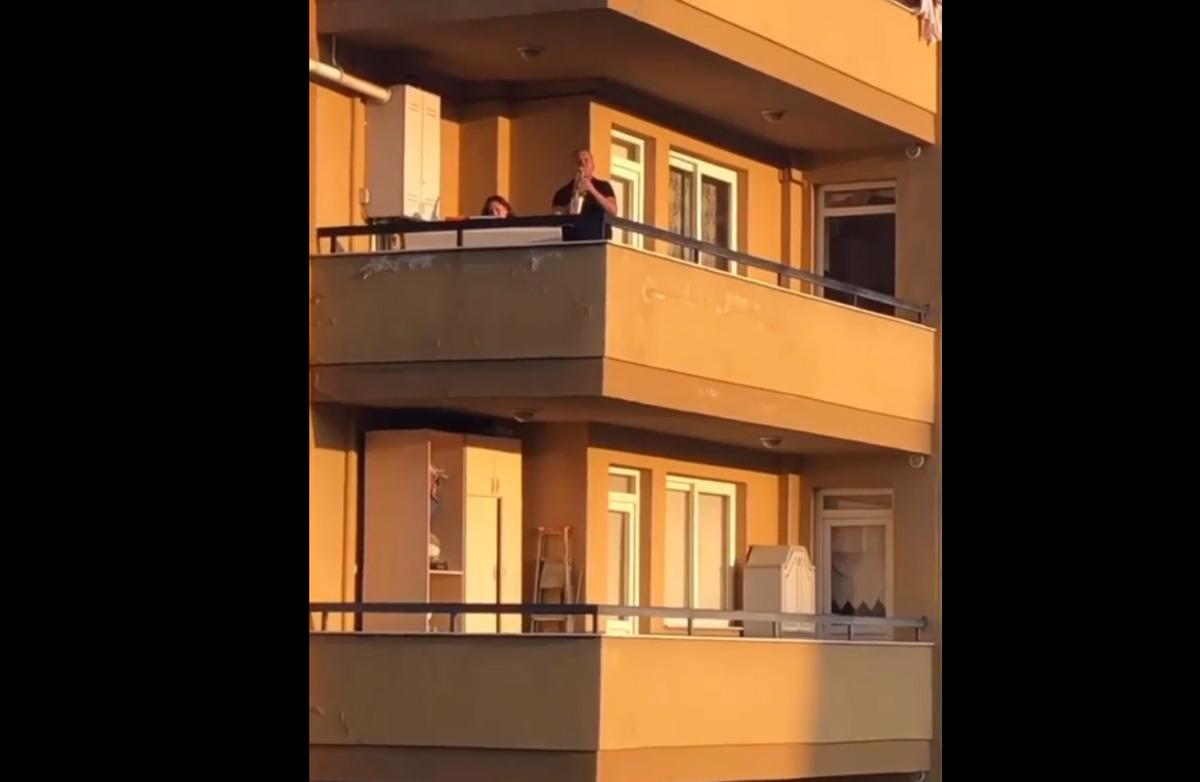 Hayran bıraktılar! Saksafon, piyano ve kemanla balkon konseri!