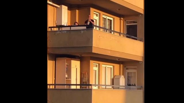 Hayran bıraktılar! Saksafon, piyano ve kemanla balkon konseri!