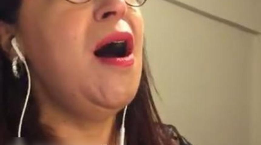 PA&Uuml;&rsquo;l&uuml; &ouml;ğretim g&ouml;revlisi sosyal medyadan verdiği konser ile &lsquo;Evde Kal&rsquo; dedi