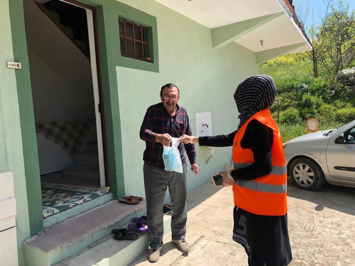 Başiskele&rsquo;de sokağa &ccedil;ıkamayan vatandaşların ihtiya&ccedil;ları karşılandı