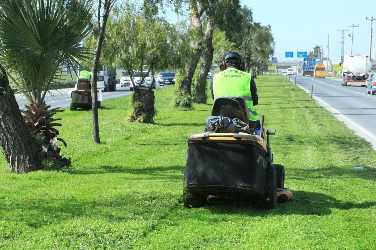 Mersin&rsquo;de park ve bah&ccedil;eler ekipleri &ccedil;alışmalarını s&uuml;rd&uuml;r&uuml;yor