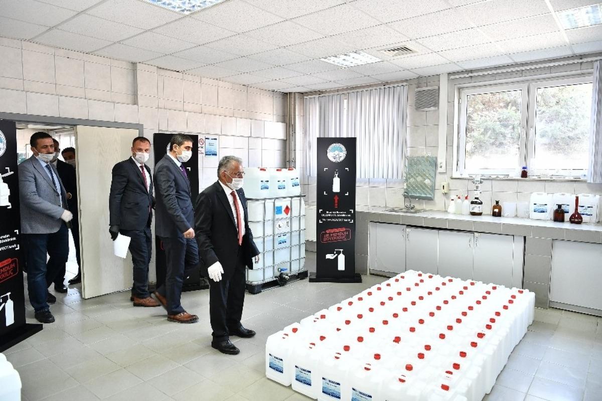 Kayseri B&uuml;y&uuml;kşehir Belediyesi, maskeden sonra dezenfektan &uuml;retimine de başladı