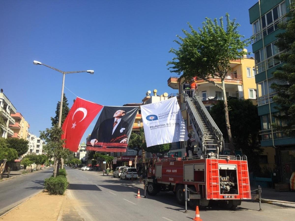 B&uuml;y&uuml;kşehir kenti bayraklarla s&uuml;sledi