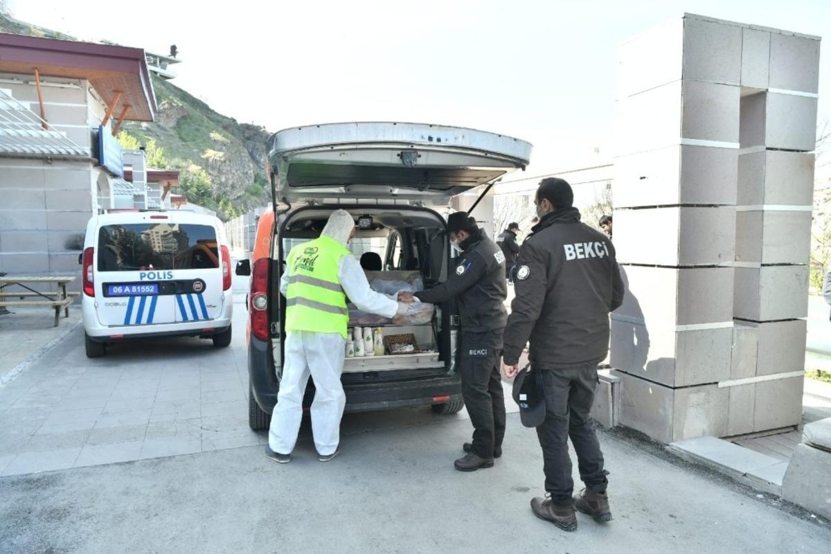 Sokağa &ccedil;ıkma kısıtlamasında emniyet mensuplarına &ccedil;aylı, &ccedil;orbalı destek