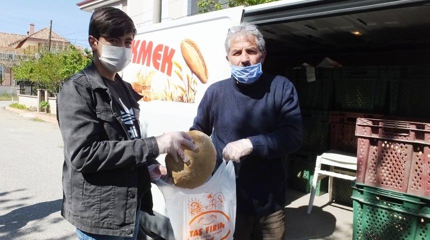 Burhaniye&rsquo;de kapı kapı ekmek dağıtan fırıncılar takdir topladı