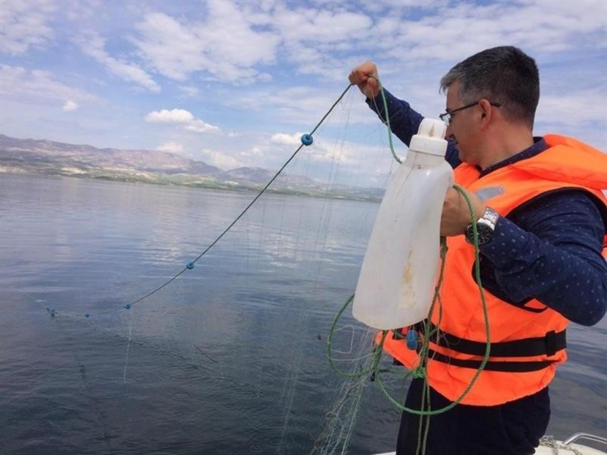 Yasağa rağmen 2 bin 500 metre balık ağı ele ge&ccedil;irildi
