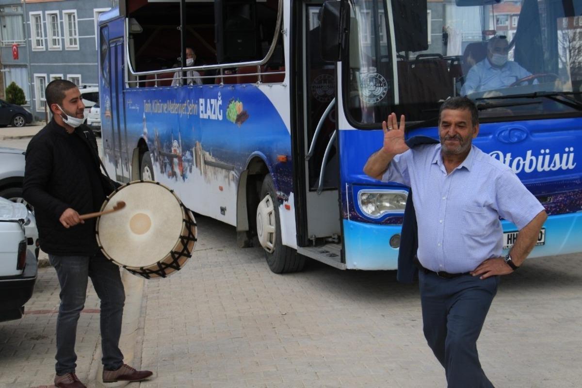 Davul ve klarnetin sesini duyan oynamaya başladı