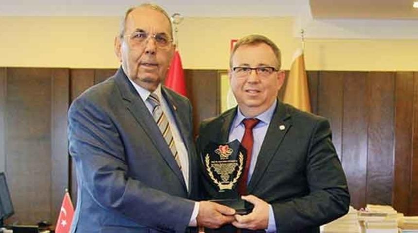 Edirne Lisesi&rsquo;nden Yetişenler Derneği&rsquo;nden, Rekt&ouml;r Prof. Dr. Erhan Tabakoğlu&rsquo;na b&uuml;y&uuml;k &ouml;d&uuml;l