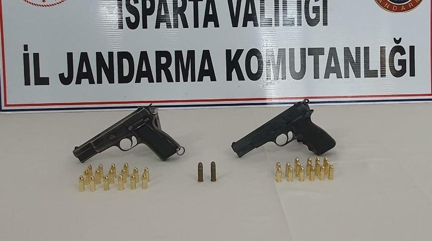 Şüpheli araçta 2 adet ruhsatsız silah ile çok sayıda tabanca fişeği ele geçirildi