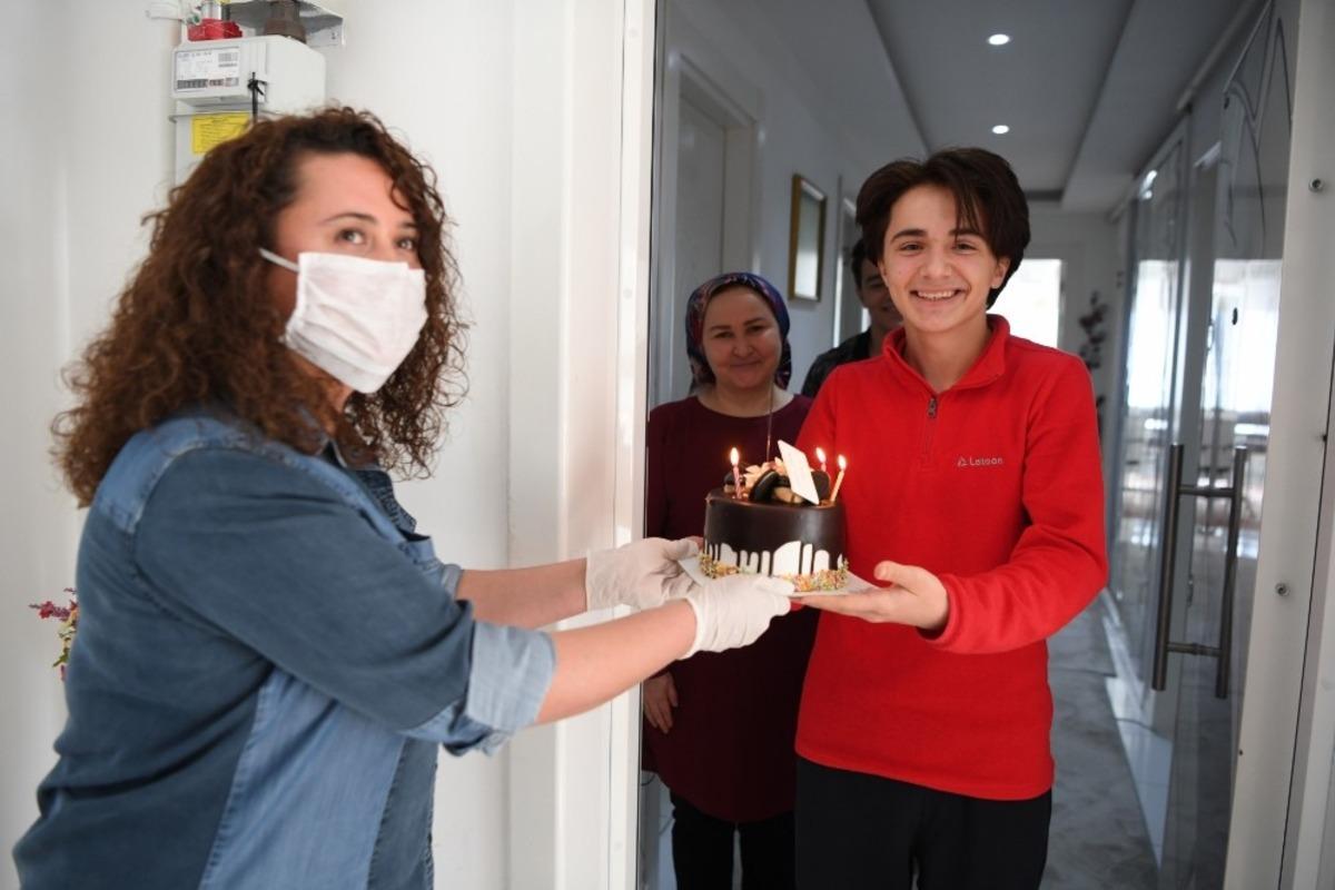 Konyaaltı Belediyesi&rsquo;nden 20 yaş altı gence doğum g&uuml;n&uuml; s&uuml;rprizi