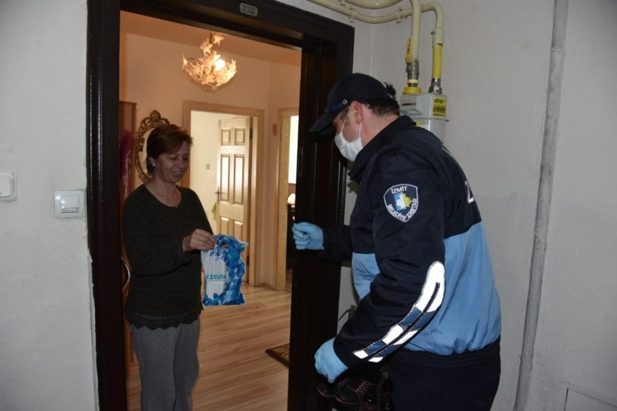 İzmit Belediyesi vatandaşların acil ihtiya&ccedil;larını kapılarına g&ouml;t&uuml;rd&uuml;
