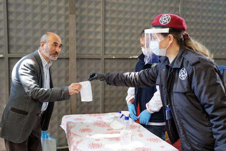 Kapalı pazaryerinde vatandaş ve esnaflara maske dağıtıldı G1