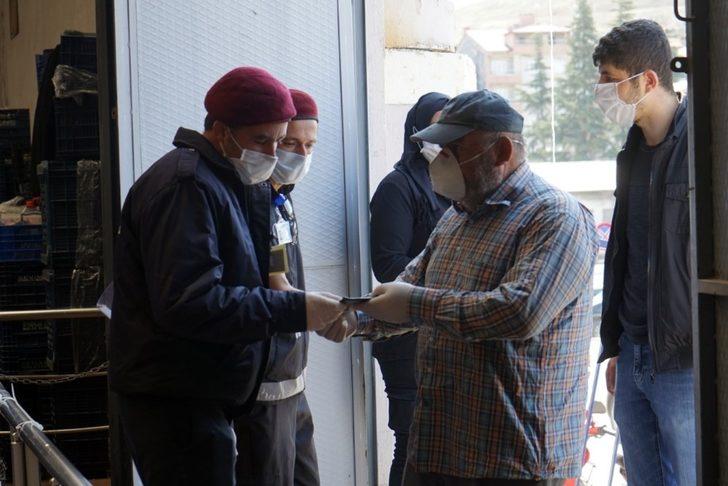 Kapalı pazaryerinde vatandaş ve esnaflara maske dağıtıldı G2