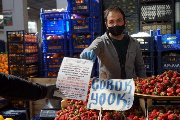 Kapalı pazaryerinde vatandaş ve esnaflara maske dağıtıldı G3