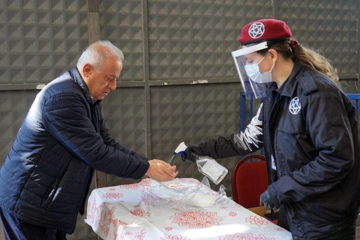 Kapalı pazaryerinde vatandaş ve esnaflara maske dağıtıldı G4