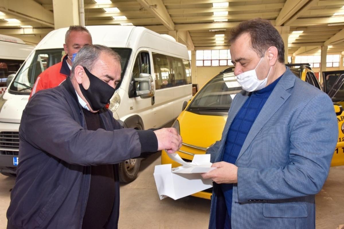Başkan Şahin s&uuml;r&uuml;c&uuml;lere maske dağıttı