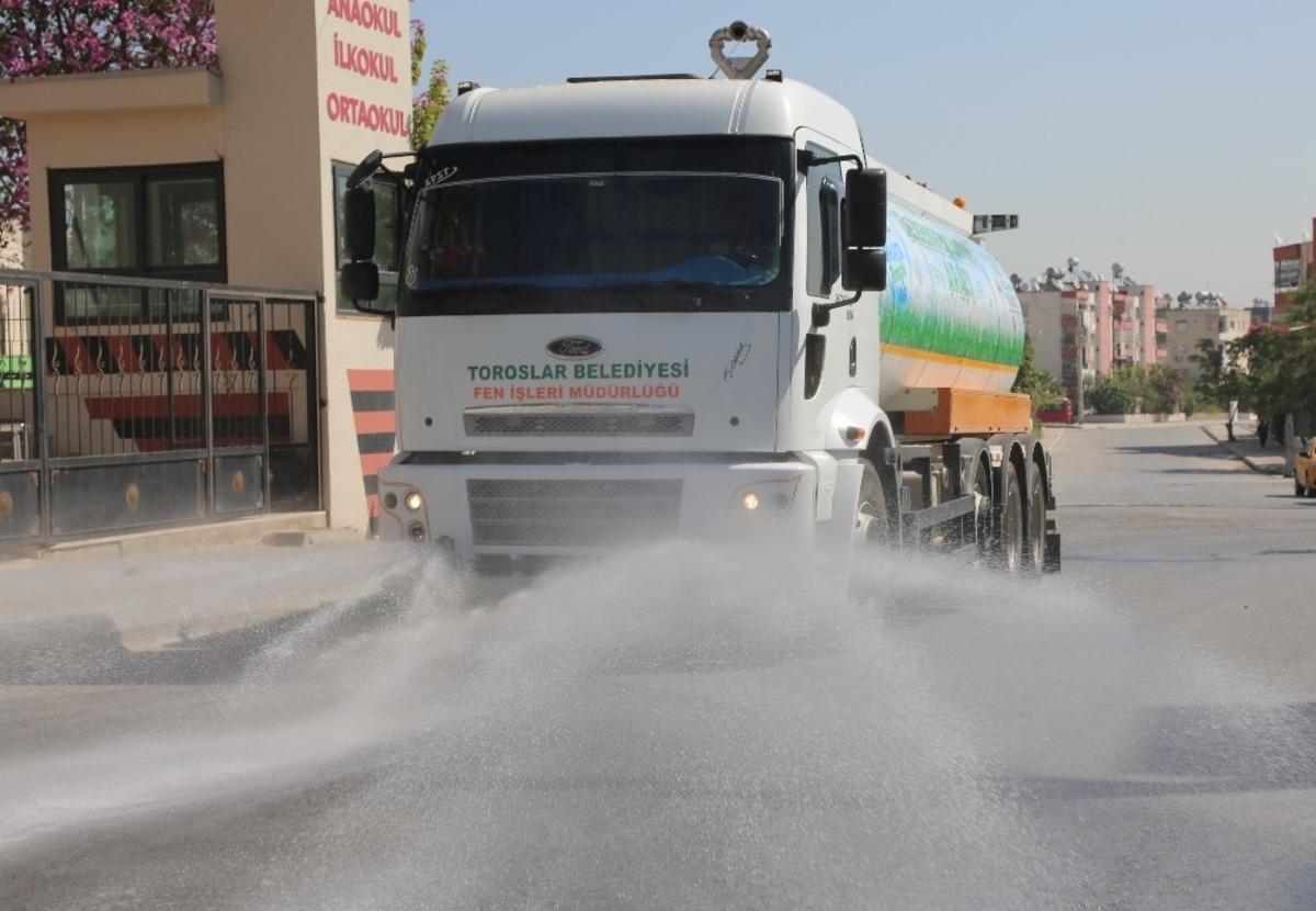 Toroslar&rsquo;da sokaklar dezenfekte ediliyor