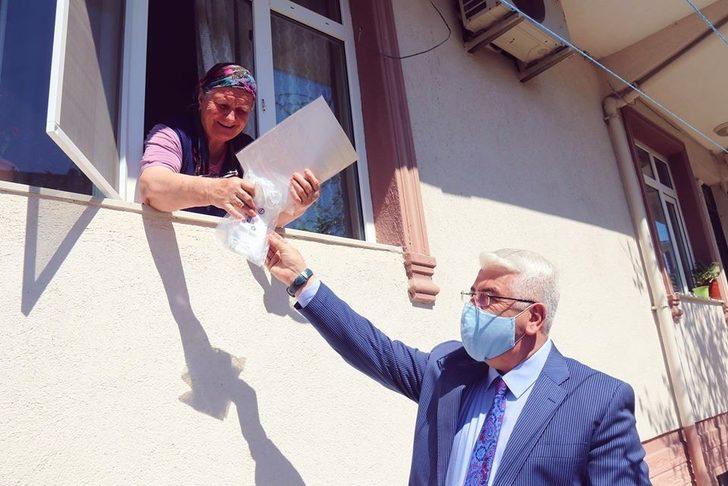 Ergene Belediye Başkanı Ergene, sokaklarında kapı kapı dolaşarak maske dağıtıyor G1