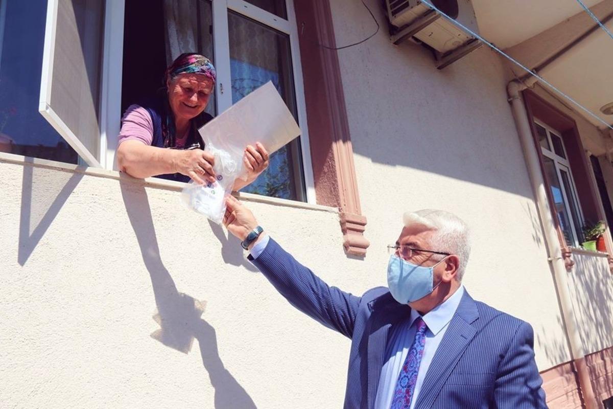 Ergene Belediye Başkanı Ergene, sokaklarında kapı kapı dolaşarak maske dağıtıyor