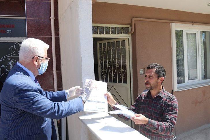 Ergene Belediye Başkanı Ergene, sokaklarında kapı kapı dolaşarak maske dağıtıyor G2