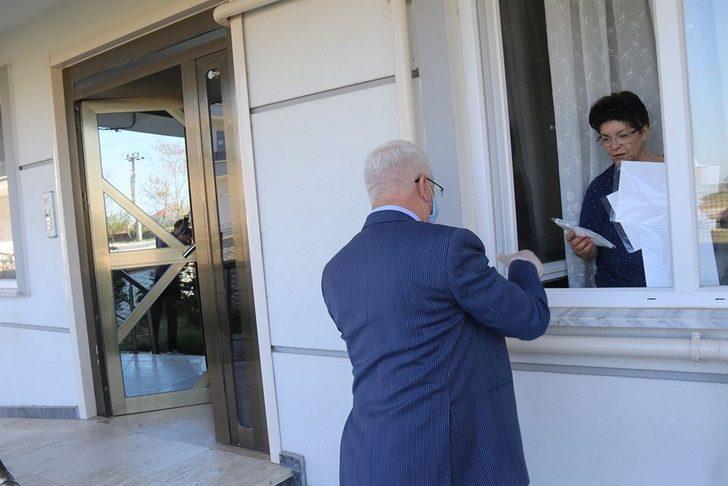 Ergene Belediye Başkanı Ergene, sokaklarında kapı kapı dolaşarak maske dağıtıyor G3