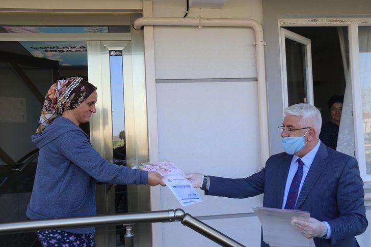 Ergene Belediye Başkanı Ergene, sokaklarında kapı kapı dolaşarak maske dağıtıyor G4