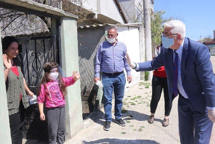 Ergene Belediye Başkanı Ergene, sokaklarında kapı kapı dolaşarak maske dağıtıyor G5