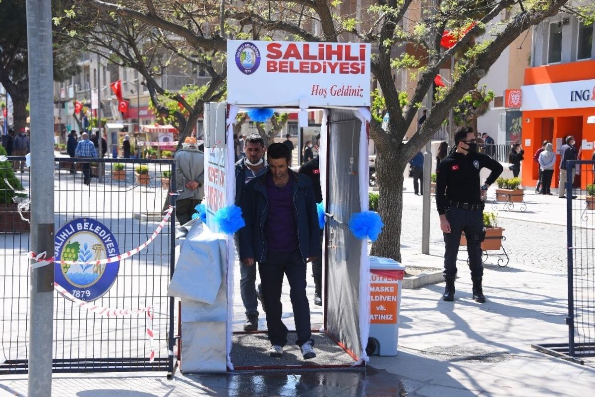 Salihli&rsquo;de korona vir&uuml;se karşı dezenfekte parkuru