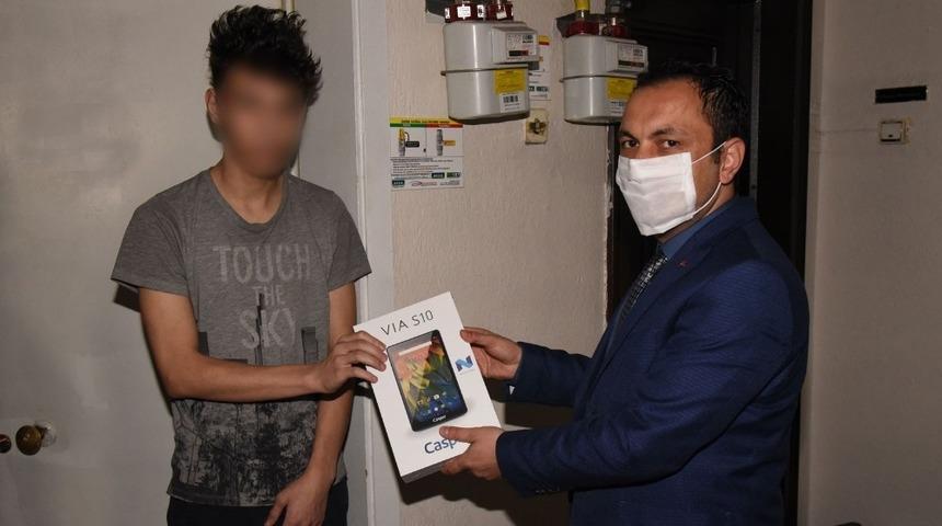 Derslerini EBA &uuml;zerinden takip edebilsin diye tablet hediye edildi