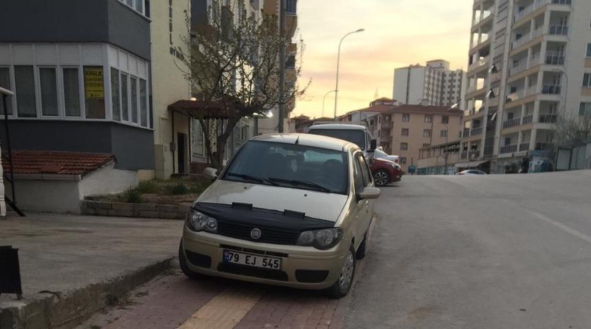 G&ouml;rme engelli yolu &uuml;stene park etmiş ara&ccedil; s&uuml;r&uuml;c&uuml;lerine ateş p&uuml;sk&uuml;rd&uuml;ler