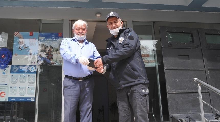 Yolda bulduğu içi para dolu cüzdanı polise teslim etti
