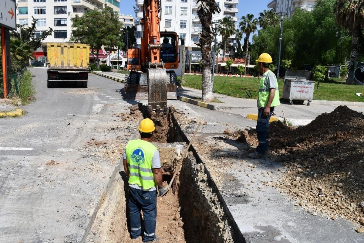 MESKİ, sokağa &ccedil;ıkma yasağını fırsat bilip kanalizasyon bağlantılarını yaptı