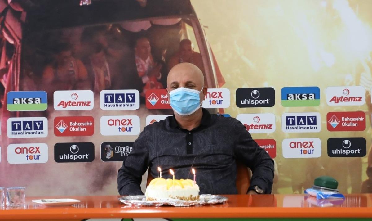 Alanyaspor, Başkan &Ccedil;avuşoğlu&rsquo;nun doğum g&uuml;n&uuml;n&uuml; kutladı