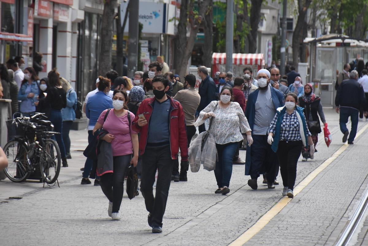 Eskişehir'de koronavir&uuml;s yasağı kalktı, caddeler insanla doldu