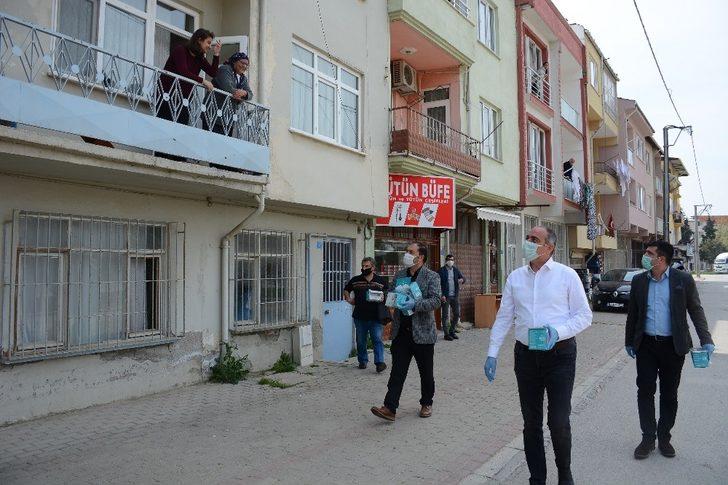 Gemlik’te maske dağıtımı sürüyor G3