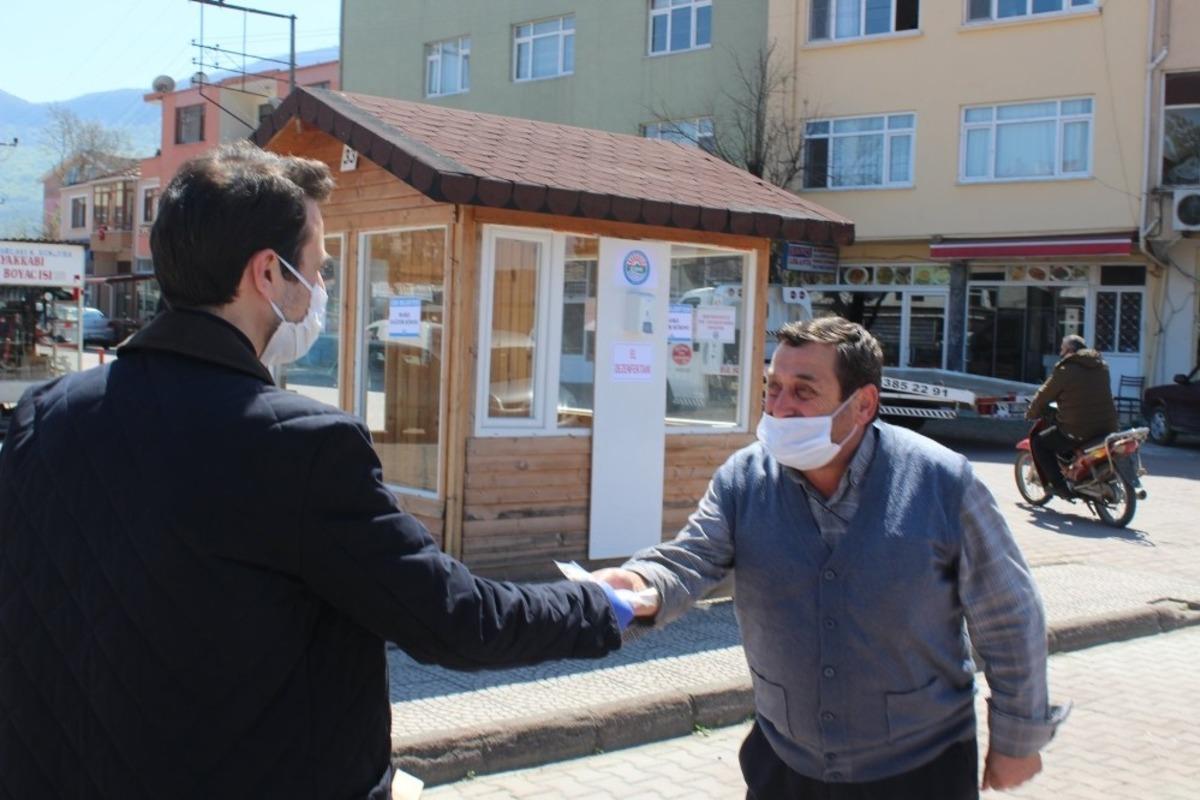 Kaymakam A&ccedil;ıkg&ouml;z, vatandaşa maske dağıttı