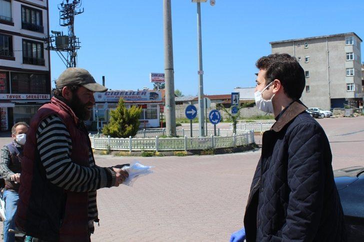 Kaymakam Açıkgöz, vatandaşa maske dağıttı G2