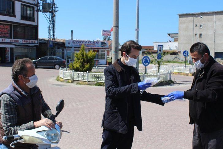 Kaymakam Açıkgöz, vatandaşa maske dağıttı G3