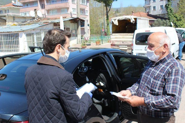 Kaymakam Açıkgöz, vatandaşa maske dağıttı G4