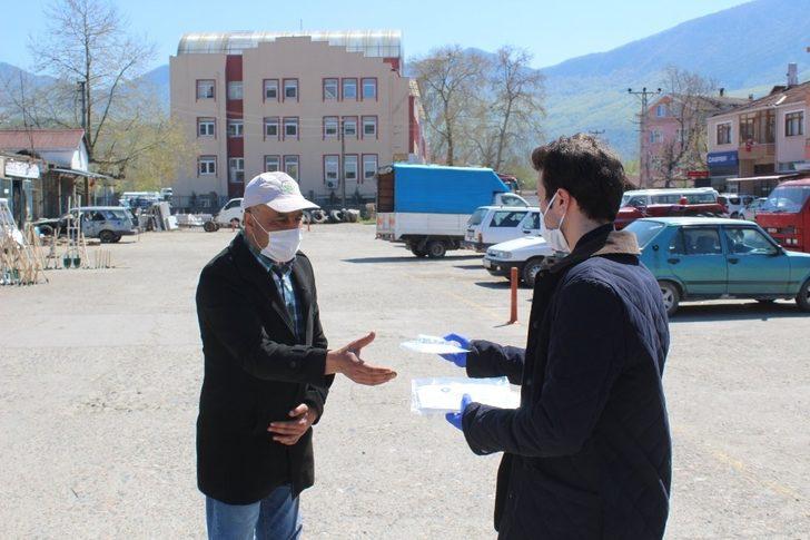 Kaymakam Açıkgöz, vatandaşa maske dağıttı G5