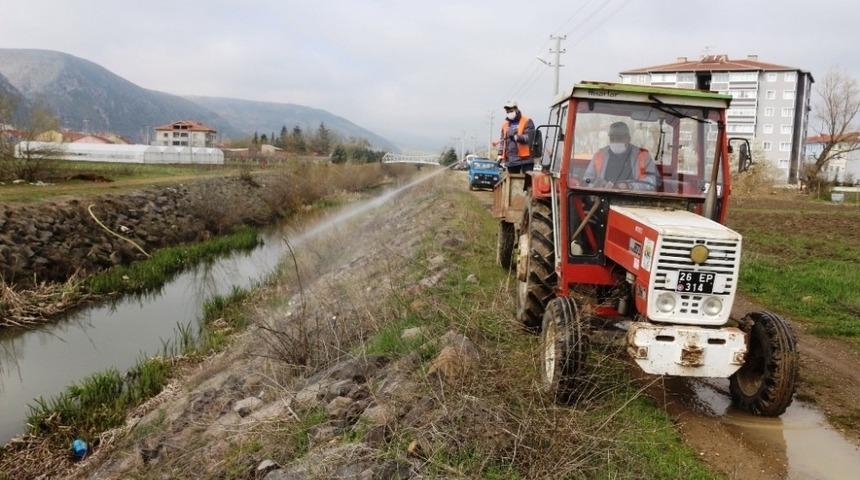 İn&ouml;n&uuml; Belediyesi sinek ve haşere ile m&uuml;cadele kapsamında larva ila&ccedil;laması yaptı