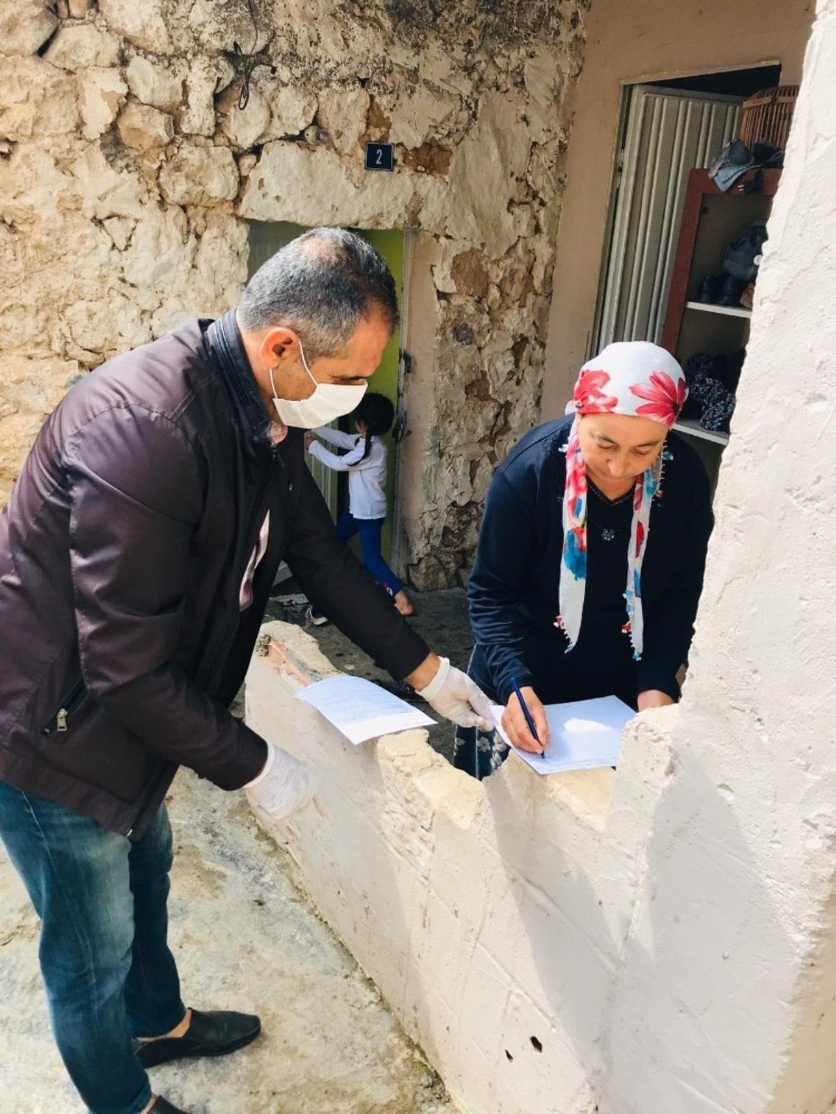 Gerc&uuml;ş&rsquo;te nakdi yardımlar evlere teslim ediliyor