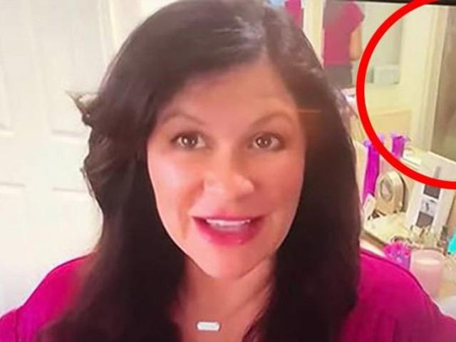 Evden canlı yayına bağlanan muhabirin kocası duşta çıplak görüntülendi