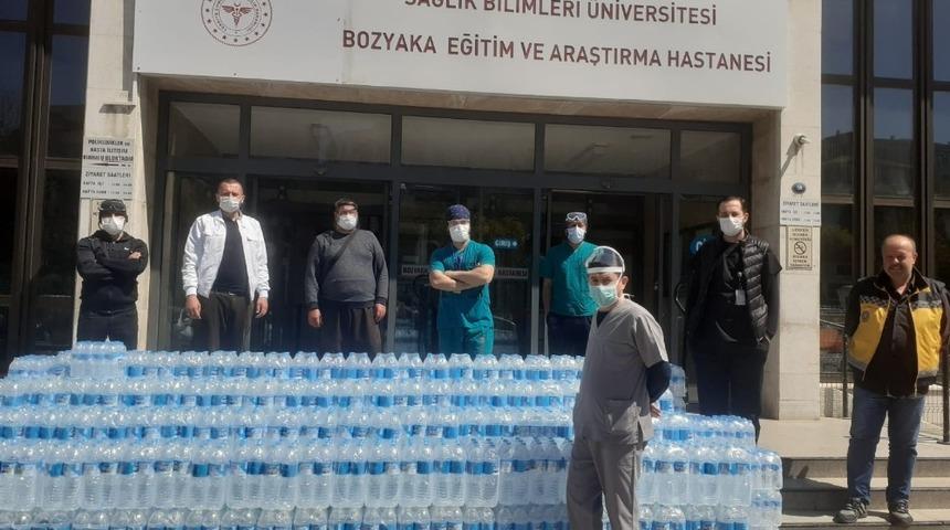 Kur&rsquo;an&rsquo;a Hizmet Derneğinden sağlık &ccedil;alışanlarına su desteği